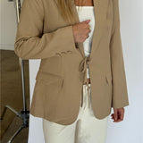 Modelbillede af VERA blazer, beige og ROME flared denim jeans, creme. Fra BySofieSønderby