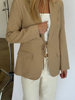 Modelbillede af VERA blazer, beige og ROME flared denim jeans, creme. Fra BySofieSønderby