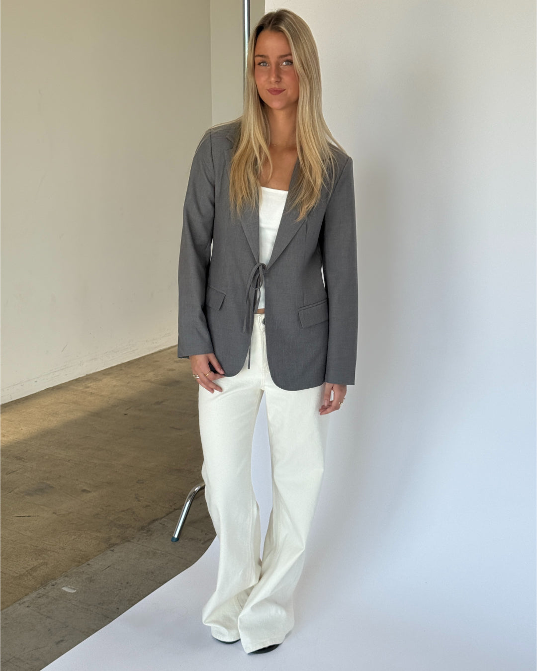 Modelbillede af VERA blazer, grå og ROME flared denim jeans, creme. Fra BySofieSønderby