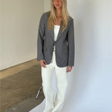 Modelbillede af VERA blazer, grå og ROME flared denim jeans, creme. Fra BySofieSønderby