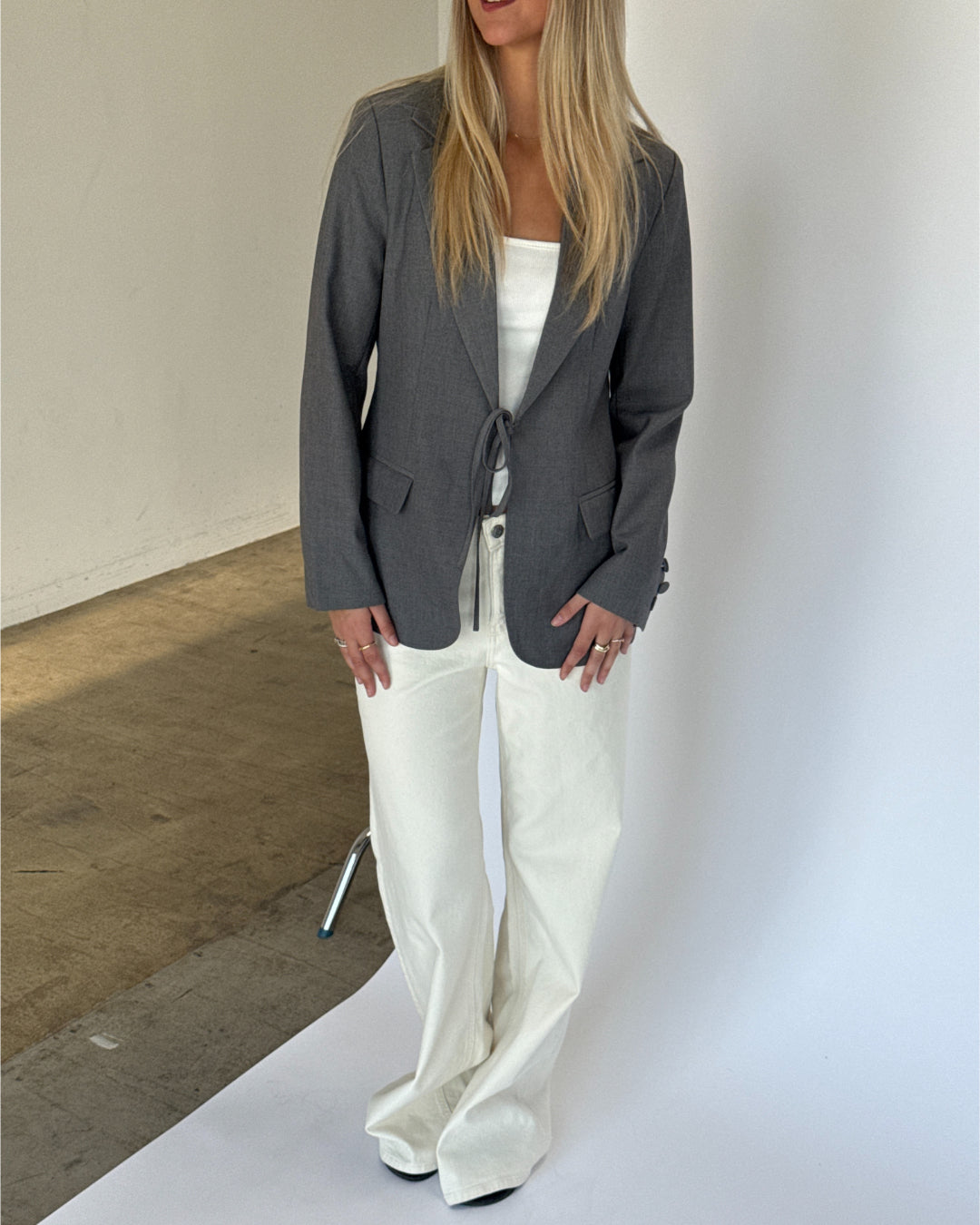 Modelbillede af VERA blazer, grå og ROME flared denim jeans, creme. Fra BySofieSønderby
