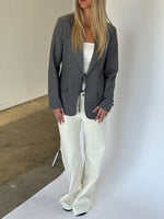 Modelbillede af VERA blazer, grå og ROME flared denim jeans, creme. Fra BySofieSønderby