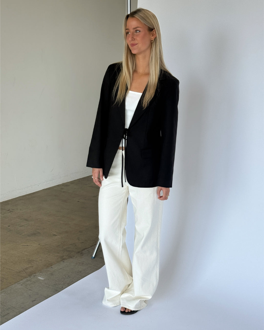 Modelbillede af VERA blazer, sort og ROME flared denim jeans, creme. Fra BySofieSønderby