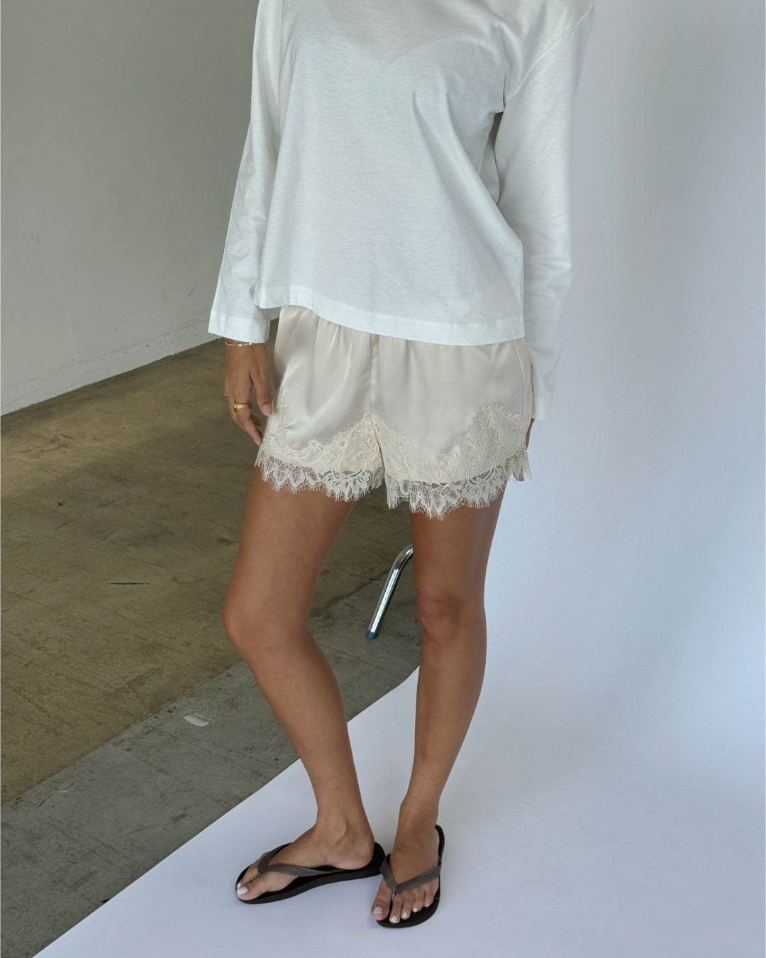 Modelbillede af VIMA shorts, creme og hvid SOPHIA bluse. Begge fra BySofieSønderby