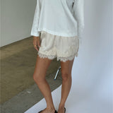 Modelbillede af VIMA shorts, creme og hvid SOPHIA bluse. Begge fra BySofieSønderby
