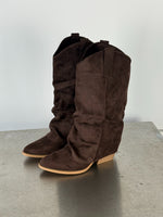 Billede af brune VIRGINIA suede støvler. Fra BySofieSønderby