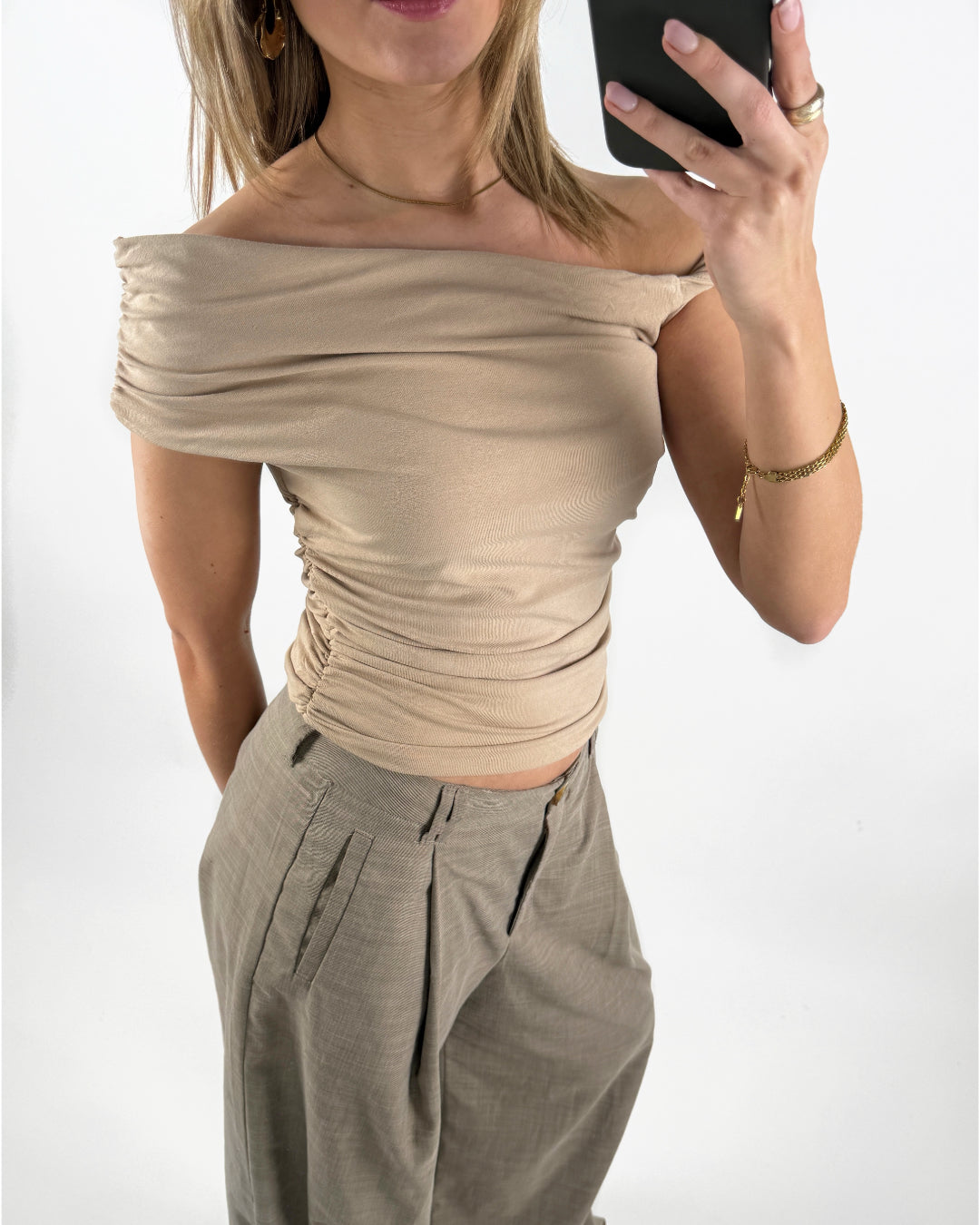 Modelbillede af beige VIVIENE one shoulder top. Set forfra. Fra BySofieSønderby
