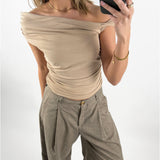 Modelbillede af beige VIVIENE one shoulder top. Set forfra. Fra BySofieSønderby