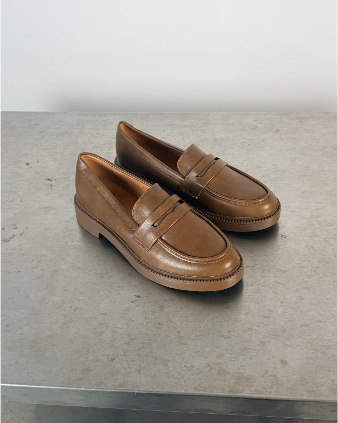 Produktbillede af lysebrune YASMIN loafers. Fra BySofieSønderby