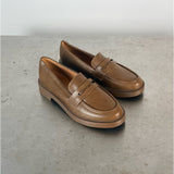 Produktbillede af lysebrune YASMIN loafers. Fra BySofieSønderby