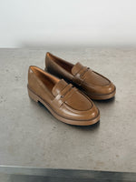 Produktbillede af lysebrune YASMIN loafers. Fra BySofieSønderby