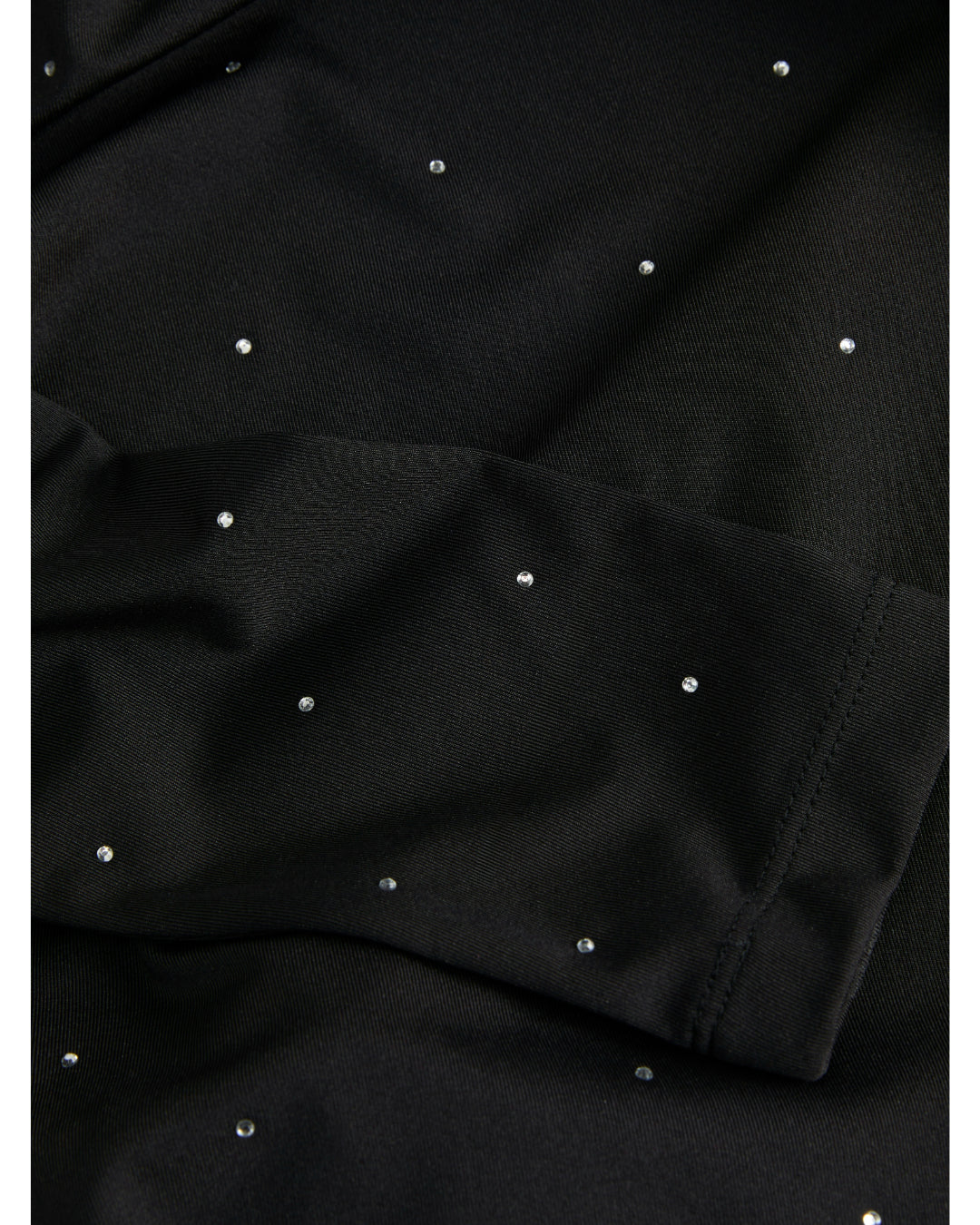 Detaljebillede af sort ZANA bluse med glimmerdetalje. Fra BySofieSønderby.