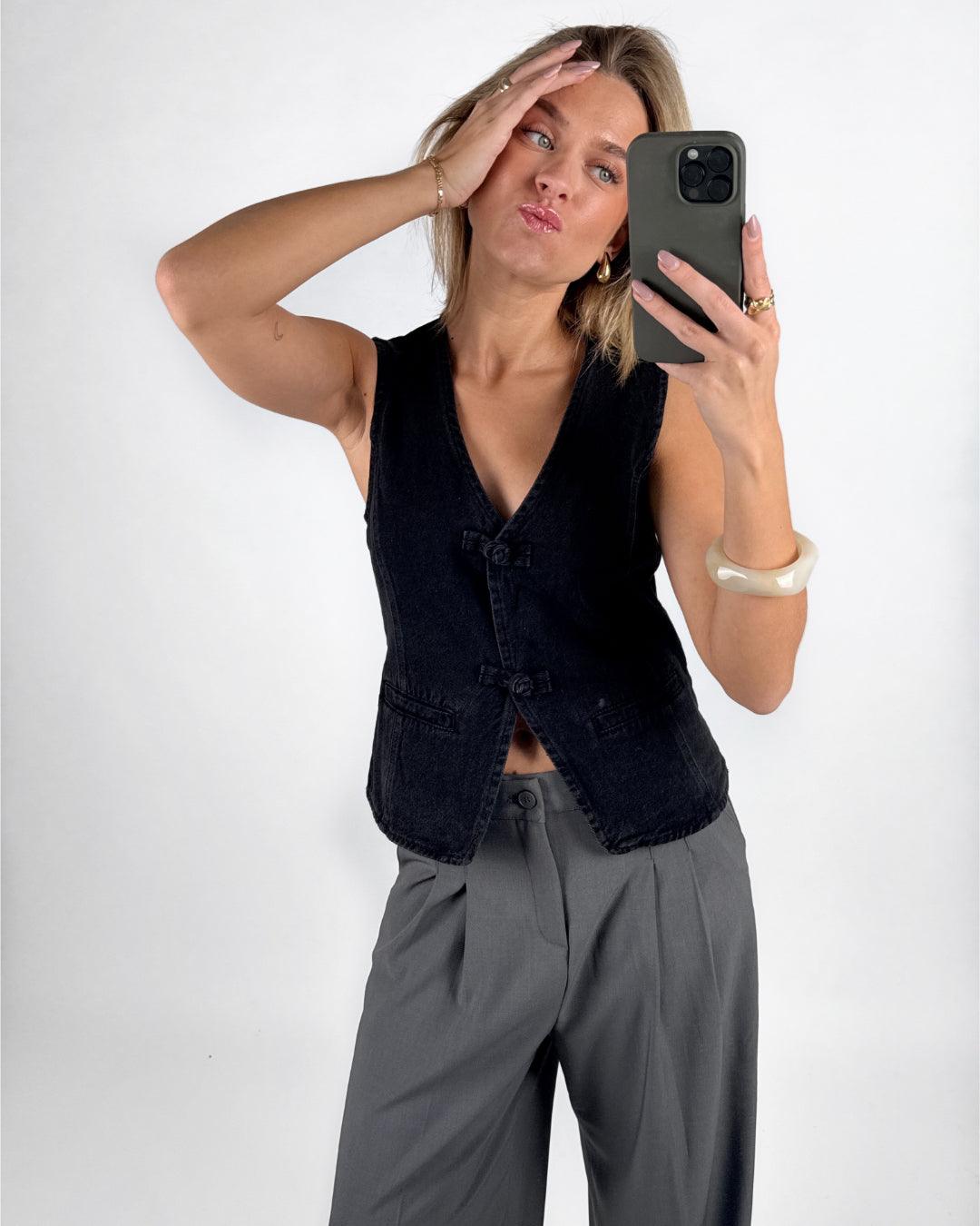 Modelfoto af pige i sort ZARAFINE vest  og grå LISA bukser. Alt er fra BySofieSønderby.