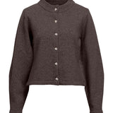 Produktfoto af brun ZARI strikcardigan. Set forfra. Fra BySofieSønderby