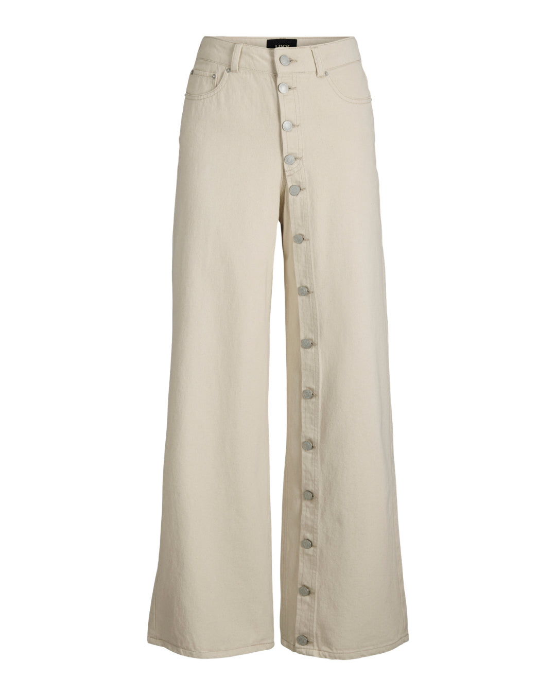 Produktbillede af cremefarvet ZOE jeans med knap detaljer. Set forfra. Fra BySofieSønderby