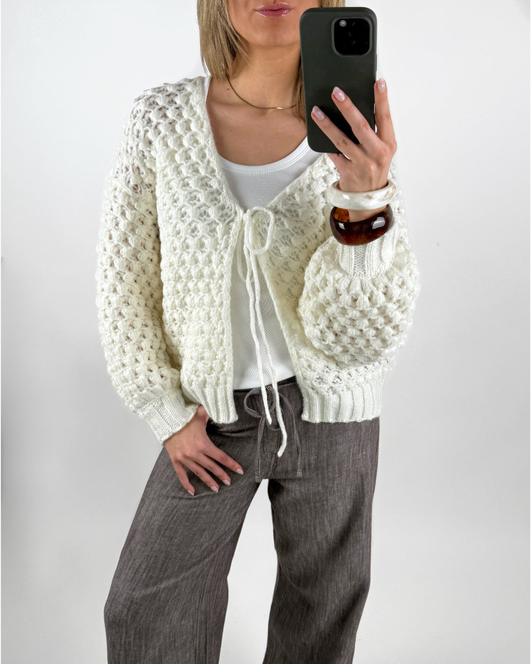 Stemningsbillede af pige der bærer en hvid ZOE strik cardigan. Fra BySofieSønderby