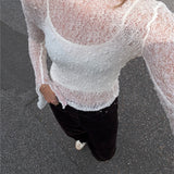 Modelfoto af pige i hvid Zoya blondebluse og sorte jeans. Alt er fra BySofieSønderby